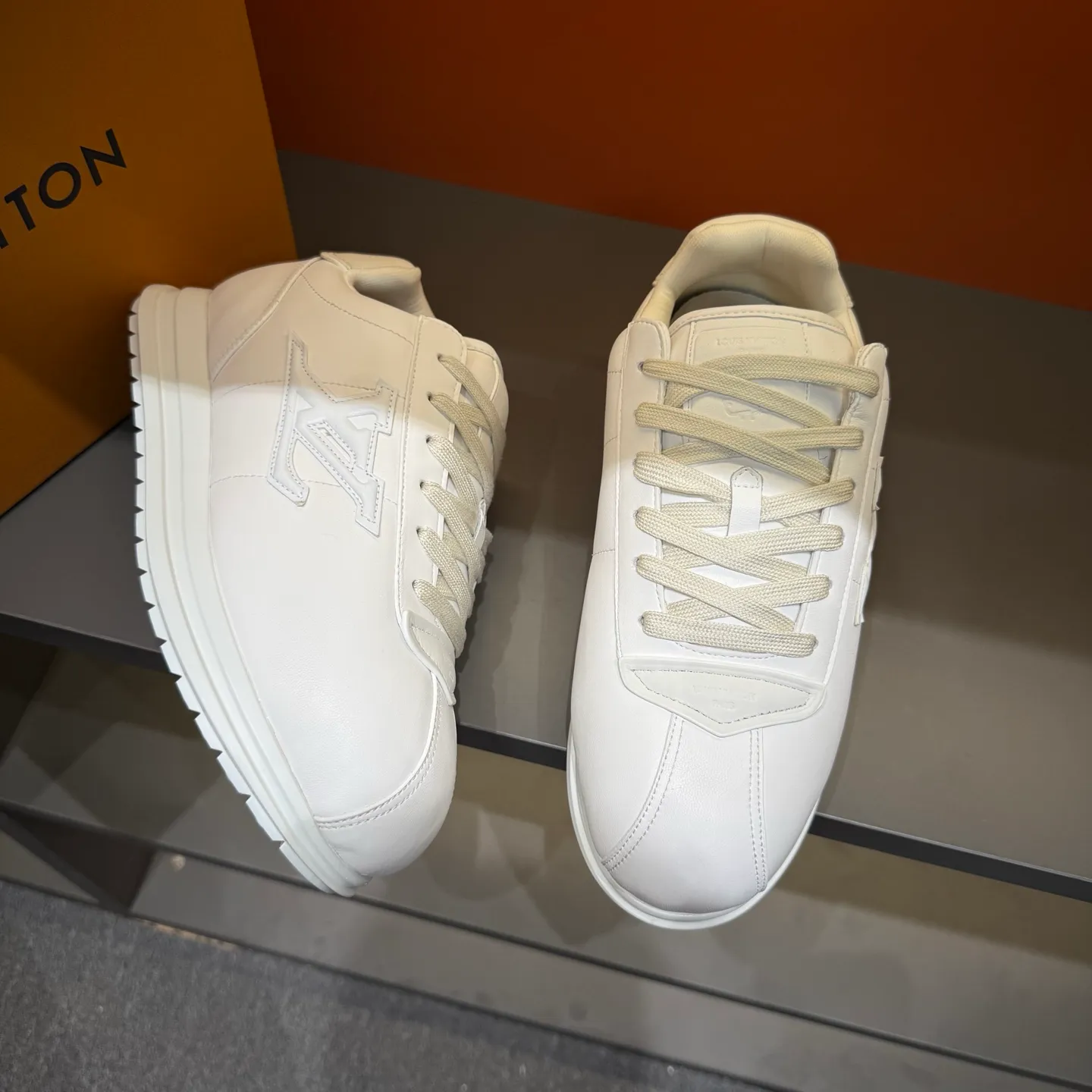 P540 Size 38-45 LV 🫏The colorful interpretation of BUTTERSOFT sneakers combines sheepskin, The colorful interpretation of LV BUTTERSOFT sneakers combines sheepskin and calfskin, bringing a super soft feel. Designed by Pharrell Williams, this '60s-inspired shoe features a padded upper that's been crafted by Louis Vuitton craftsmen to further enhance the comfort of the leather. In addition to the LV initials, it features multiple signatures, including natural leather trim and an embossed pattern of Pharrell Williams and lobster on the side, referencing the Fall/Winter 2025 men’s show. A must-have artifact for fashionistas✅